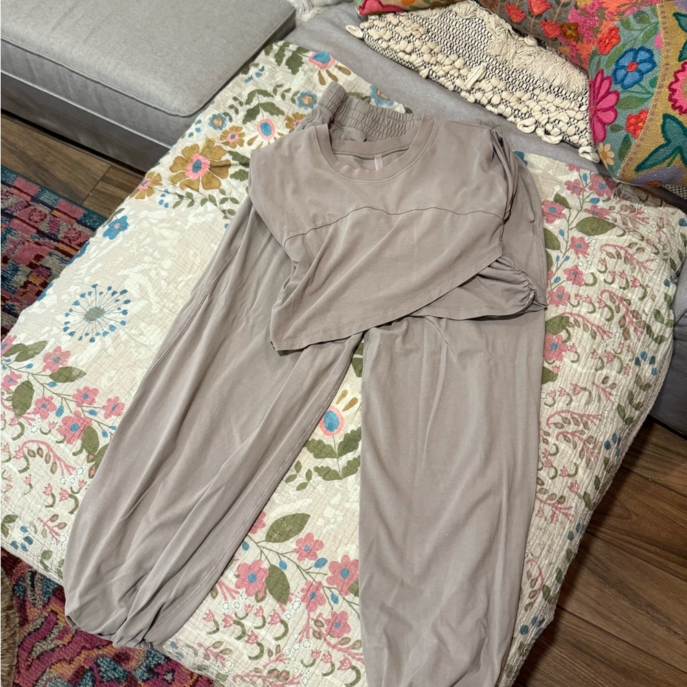 Free People Movement Hot Shot Crossover Set in Pumice